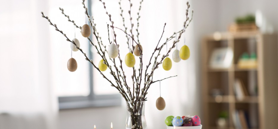 Húsvéti dekoráció pompás tavaszi virágokkal