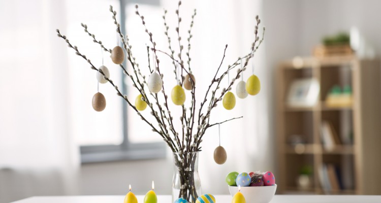 H&uacute;sv&eacute;ti dekor&aacute;ci&oacute; pomp&aacute;s tavaszi vir&aacute;gokkal