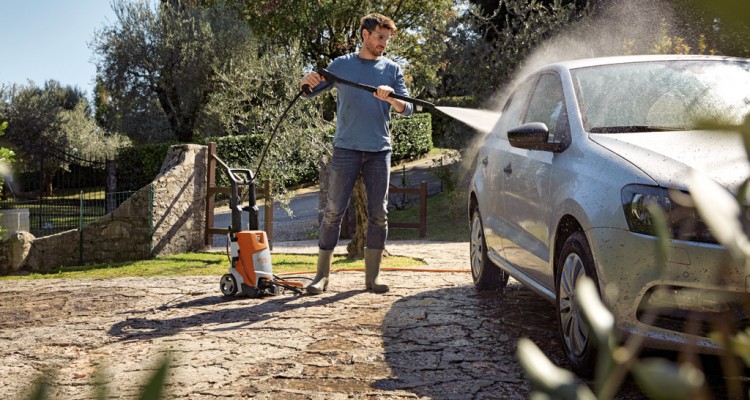 Magasnyom&aacute;s&uacute; mos&oacute;k a h&aacute;z k&ouml;r&uuml;li munk&aacute;khoz